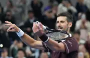 Djokovic bat le record de Nadal à Pékin et file en demies