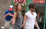 Domino Kirke répond aux accusations sur les scènes de sexe de Penn Badgley