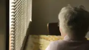 Expulsion évitée de justesse pour Jeanine, 80 ans, et son perroquet