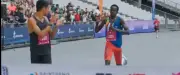 Fair-play : un coureur offre la victoire à son rival