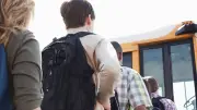Illinois : un ado de 14 ans passe sous un bus scolaire et se fait rouler sur les jambes