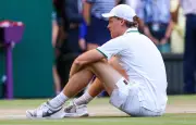 Jannik Sinner met un terme à sa saison 2026, blessé au genou droit