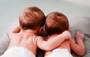 Jumeaux nés à 1h31 d'écart à cause du changement d'heure