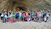 Les écoliers explorent la grotte de la Grande Baume et ramassent des déchets