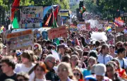 Marche des fiertés à Paris : des milliers de manifestants contre l'extrême droite