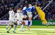 Émotion à Everton : Martinez sort sur civière, pouce levé