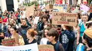 Nîmes : 1 350 manifestants, lycéens et aînés unis dans la rue