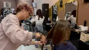 Octobre rose : ce salon du Gard offre des coupes pour perruques
