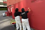 Peinture et permis: des jeunes rénovent une résidence à Nice
