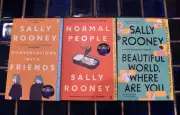 Sally Rooney retirée de la vente au Royaume-Uni après l'interdiction de Palestine Action