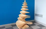 Saumur : des sapins de Noël en palettes recyclées par ASURE