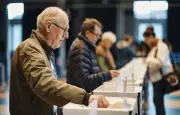 Sondages présidentielle : Le Pen en tête, duels serrés pour le second tour