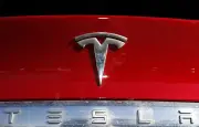 Tesla à 286 km/h : accident spectaculaire sur l'A10, le conducteur filmé