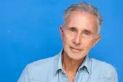 Thierry Lhermitte à Antibes : « La Rencontre », un seul en scène sur les hasards qui changent une vie