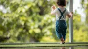 Un bébé de 18 mois s'échappe de sa crèche au Brésil pour rejoindre sa mère