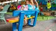 Vieux stylos recyclés en mobilier scolaire à Sérignan