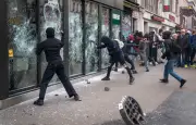 Violences à Paris : 433 majeurs en garde à vue sur 557, selon le parquet